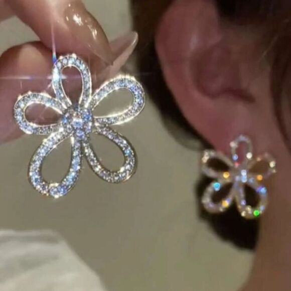 ✨🆕✨ BoHo Shiny Rhinestone Encrusted Flower Stud Earrings✨ - Picture 1 of 9